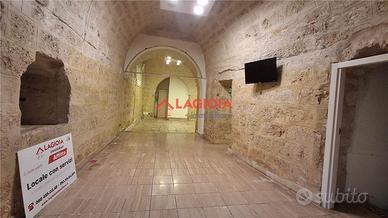 Locale commerciale, vetrine, angolare