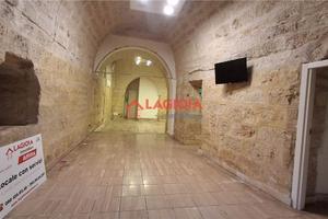 Locale commerciale, vetrine, angolare