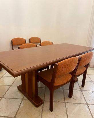 Tavolo in legno massiccio e 6 sedie rivestite