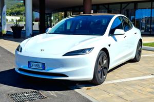 Tesla Model 3 Highland premium con gancio traino
