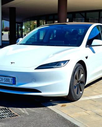 Tesla Model 3 Highland premium con gancio traino