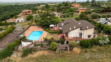 Villa unifamiliare con piscina e dependance