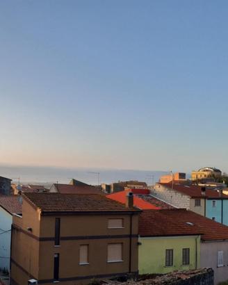 Casa sungola su tre piani