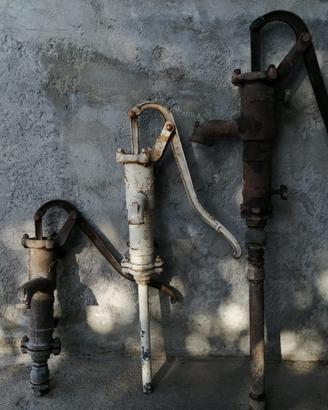Pompe ad acqua manuali d'epoca - antiquariato