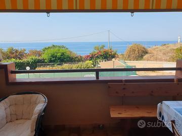 Tramonti mozzafiato e mare a piedi: la tua vacanza