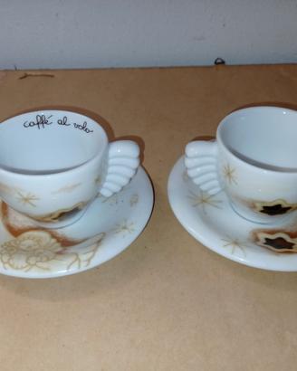 coppia di tazzine da caffè con piattini 
