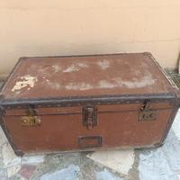 Vecchio baule da viaggio in lamierino di alluminio