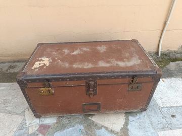 Vecchio baule da viaggio in lamierino di alluminio