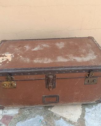 Vecchio baule da viaggio in lamierino di alluminio