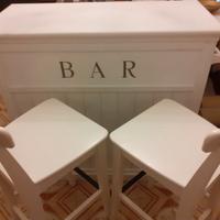 Mobile bar Maisons du monde + 2 Sedie Ikea Ingolf