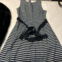 Vestito a righe blu e bianche