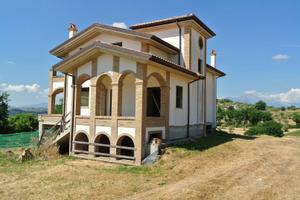 VILLA IN ZONA PANORAMICA
