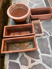 Vasi rettangolari e uno tondo in terrecotta