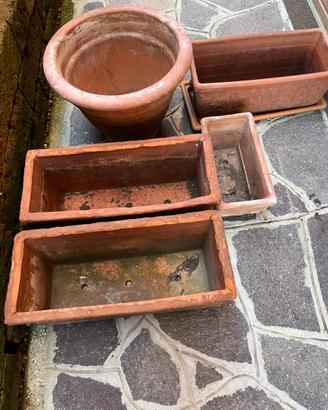 Vasi rettangolari e uno tondo in terrecotta