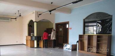 Immobile di 250 m² con 5 locali e posto auto a Via