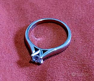 Anello d'argento con solitario 