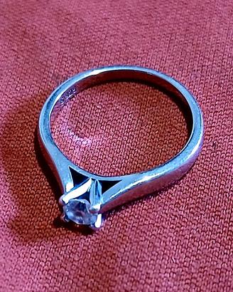 Anello d'argento con solitario 