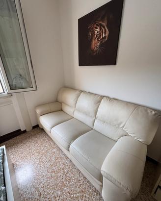 divano in pelle bianco