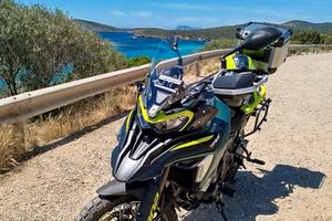 Moto Benelli TRK 702X e tris valigie