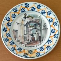 Antico piatto decorativo in ceramica