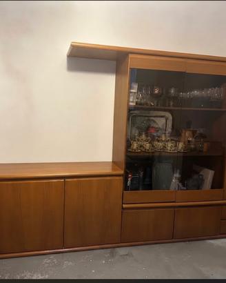Salotto in legno con tavolo