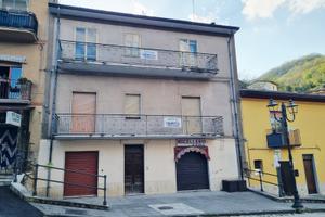 Intero fabbricato con terreno Zona centrale