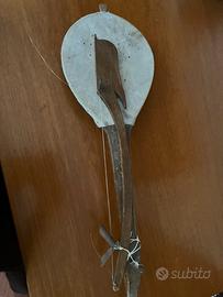 Strumento intagliato a mano