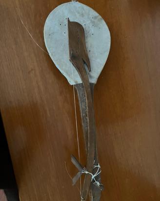 Strumento intagliato a mano