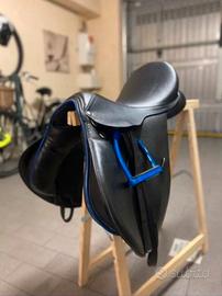 sella inglese nera con bordini blu