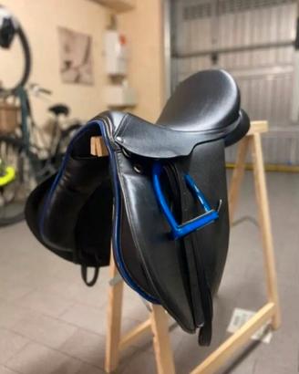 sella inglese nera con bordini blu