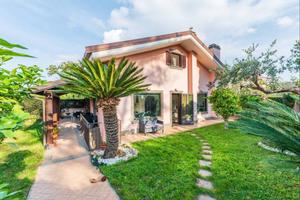 Villa di 240 m² con più di 5 locali e box auto a G