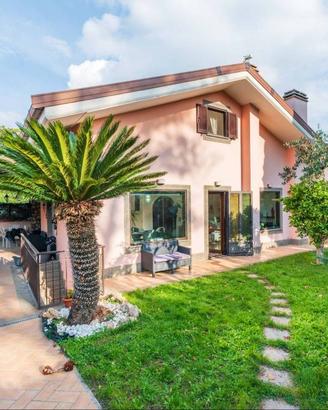 Villa di 240 m² con più di 5 locali e box auto a G
