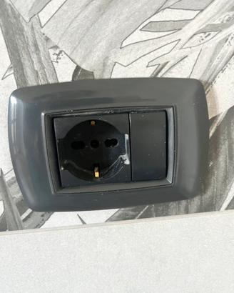 Materiale elettrico - placche e frutti