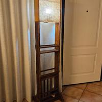 lampada in legno porta oggetti