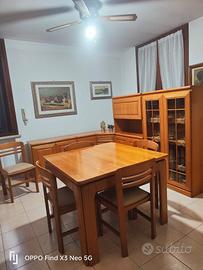 sala da pranzo in legno chiaro