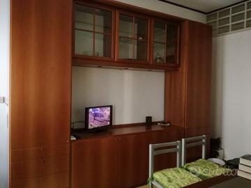 libreria, armadi e scrivania