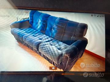 Divano a tre posti. 