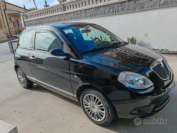 lancia ypsilon con impianto a gas