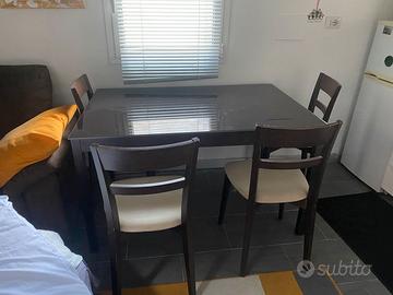 Tavolo in legno e e cristallo