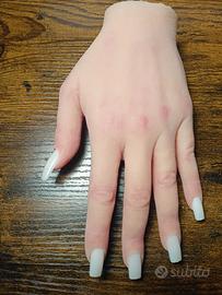 Mano in silicone