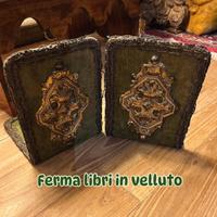 Ferma reggi libri in velluto verde e decoro dorato