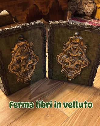 Ferma reggi libri in velluto verde e decoro dorato