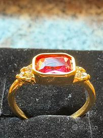Anello placcato oro con pietra rossa