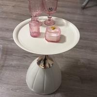 Tavolino elegante con dettagli dorati
