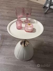 Tavolino elegante con dettagli dorati