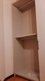 armadio con porte scorrevoli