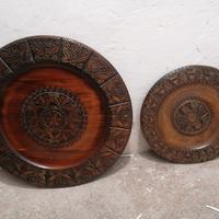 Coppia di Piatti in legno intarsiati
