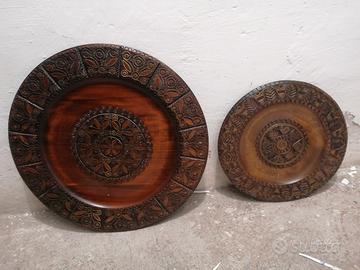 Coppia di Piatti in legno intarsiati