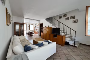 VILLA A SCHIERA A FONTEVIVO