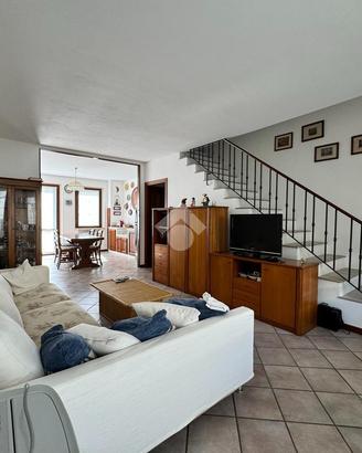 VILLA A SCHIERA A FONTEVIVO